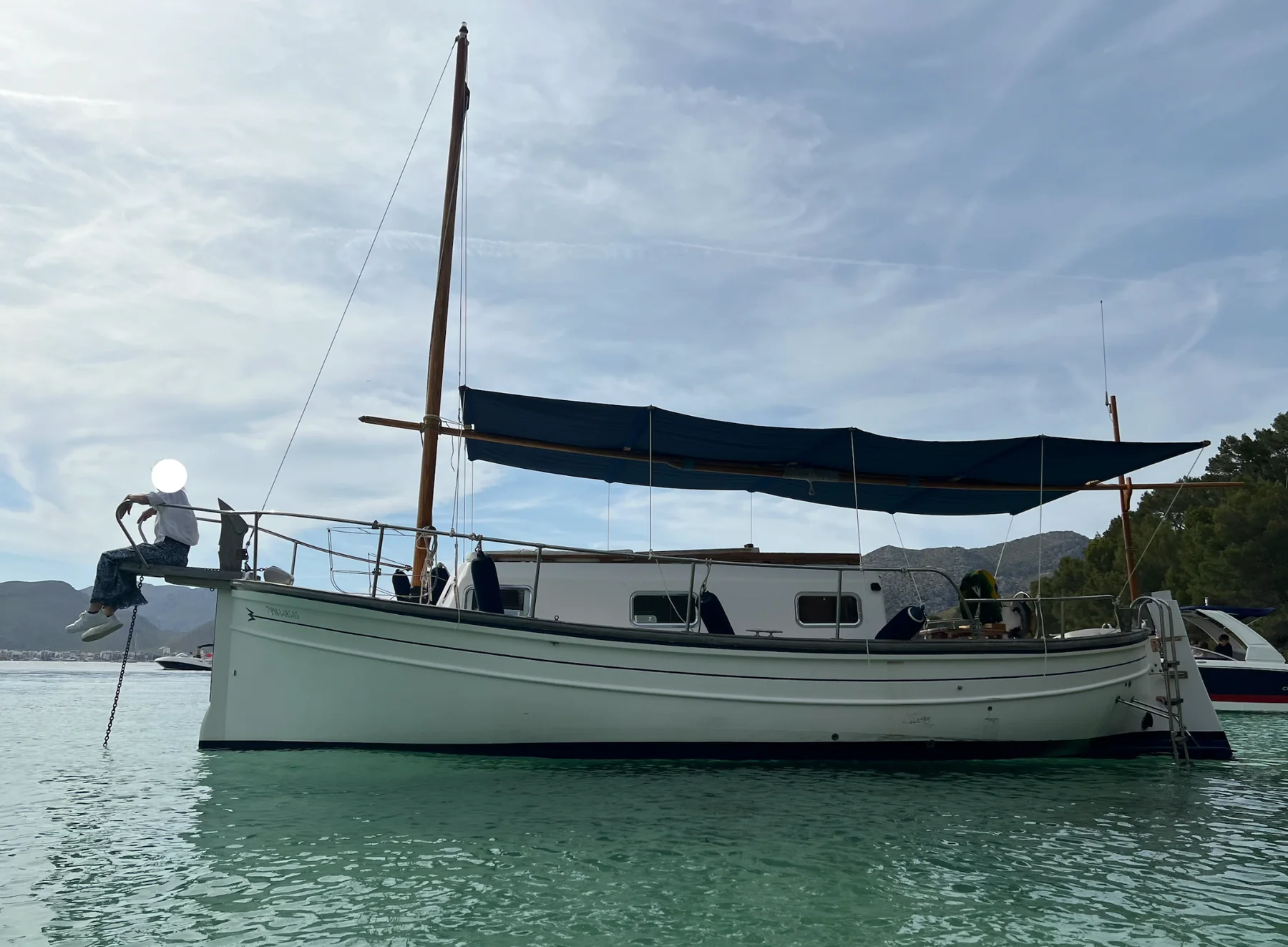 NADA MAS at anchor in the Bay of Pollença